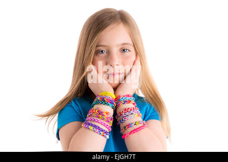 Bracelets élastiques tisser kid blonde girl hands on visage sur fond blanc Banque D'Images