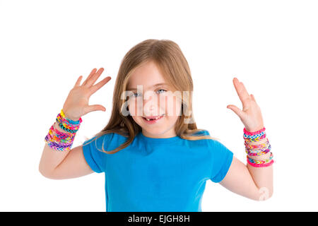 Loom bandes de caoutchouc bracelets enfant blonde girl smiling geste mains ouvertes sur fond blanc Banque D'Images