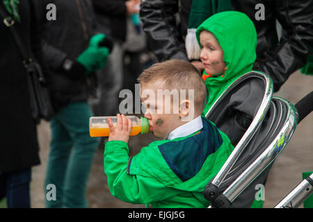 Londres, Royaume-Uni. 15 mars, 2015. St Patrick Day Parade et festival à Trafalgar Square. Banque D'Images