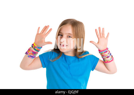 Loom bandes de caoutchouc bracelets enfant blonde girl smiling geste mains ouvertes sur fond blanc Banque D'Images