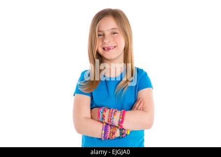 Bracelets élastiques tisser kid girl smiling blonde bras croisés sur fond blanc Banque D'Images