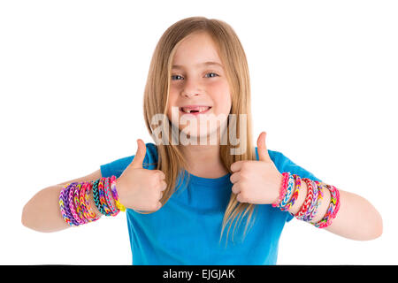 Les bandes de caoutchouc Loom blonde bracelets kid fille OK thumbs geste doigts on white Banque D'Images