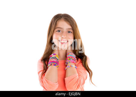 Loom bandes de caoutchouc bracelets enfant blonde girl smiling in cou sur fond blanc Banque D'Images