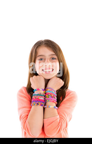 Loom bandes de caoutchouc bracelets enfant blonde girl smiling in cou sur fond blanc Banque D'Images