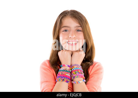 Loom bandes de caoutchouc bracelets enfant blonde girl smiling in cou sur fond blanc Banque D'Images