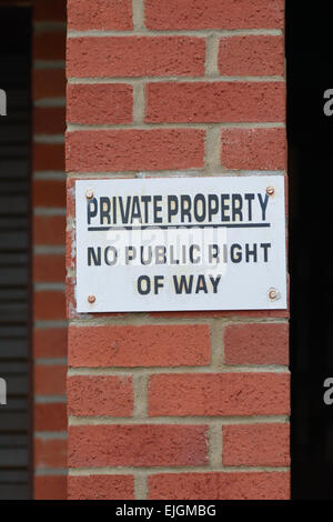 La propriété privée - pas de droit de passage public signer fixés au mur Banque D'Images