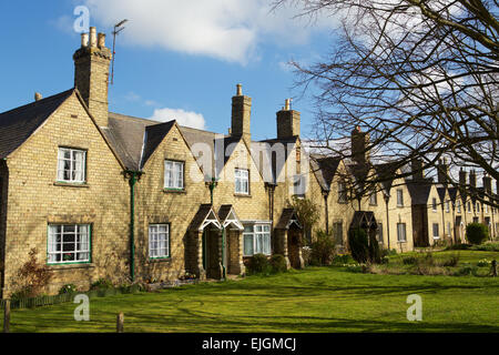 Cottages du 19e siècle construit afin de fournir des logements pour les travailleurs agricoles dans la région de Thorney Cambridgeshire. Conçu par l'architecte S.S. Teulon. Banque D'Images