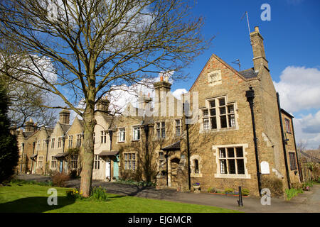 Cottages du 19e siècle construit afin de fournir des logements pour les travailleurs agricoles dans la région de Thorney Cambridgeshire. Conçu par l'architecte S.S. Teulon. Banque D'Images