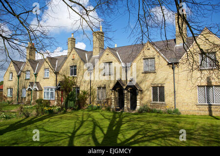 Cottages du 19e siècle construit afin de fournir des logements pour les travailleurs agricoles dans la région de Thorney Cambridgeshire. Conçu par l'architecte S.S. Teulon. Banque D'Images