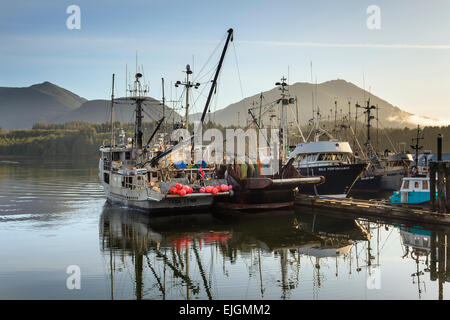 Des bateaux de pêche, le port d'Ucluelet, sur l'île de Vancouver, Colombie-Britannique, Canada Banque D'Images