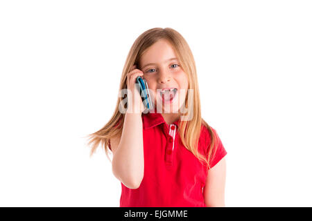 Kid en retrait blonde girl smiling parler téléphone smartphone sur fond blanc Banque D'Images