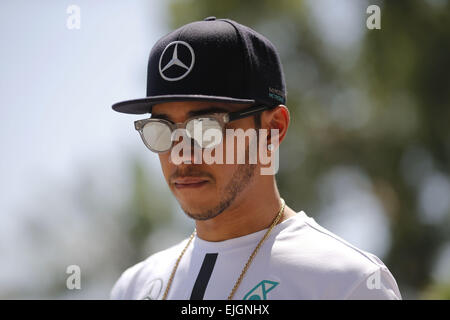 26 mars 2015 - Sepang, Malaisie - Lewis Hamilton de Grande-Bretagne et Mercedes AMG Petronas F1 Team est vu dans le paddock durant les préparatifs de l'année 2015, Grand Prix de Malaisie de Formule 1 au Circuit International de Sepang. (Crédit Image : © Gasperotti James/Zuma sur le fil) Banque D'Images