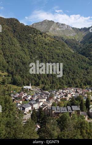 Aulus-les-Bains un village aussi attrayant pour la marche et le ski Banque D'Images