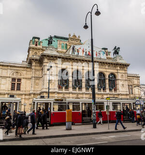 L'arrêt de tramway occupé en face de l'Opéra national de Vienne. Banque D'Images