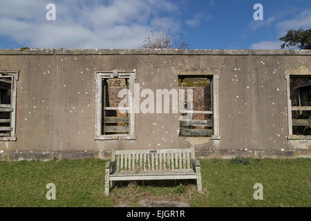 Tyneham, UK. Mar 26, 2015. Tyneham village a été évacué en 1943 en préparation de la DEUXIÈME GUERRE MONDIALE et a été abandonné depuis. L'armée va au MOD sont à l'occasion de Lulworth ouvert pour le grand public à visiter qui permet aux visiteurs de marcher à travers les rues vides et de maisons abandonnées. Les 225 personnes déplacées les résidants du village avaient des plans pour revenir à l'arrangement de saisir le village n'était que temporaire, pour durer toute la durée de la guerre, mais il a été acheté en 1948 obligatoire. Credit : Wayne Farrell/Alamy Live News Banque D'Images