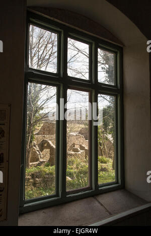 Tyneham, UK. Mar 26, 2015. Tyneham village a été évacué en 1943 en préparation de la DEUXIÈME GUERRE MONDIALE et a été abandonné depuis. L'armée va au MOD sont à l'occasion de Lulworth ouvert pour le grand public à visiter qui permet aux visiteurs de marcher à travers les rues vides et de maisons abandonnées. Les 225 personnes déplacées les résidants du village avaient des plans pour revenir à l'arrangement de saisir le village n'était que temporaire, pour durer toute la durée de la guerre, mais il a été acheté en 1948 obligatoire. Credit : Wayne Farrell/Alamy Live News Banque D'Images