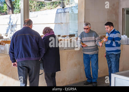 Sanctuaire de Fatima, au Portugal. Bougies votives dans différentes tailles pour les pèlerins d'offrir comme cadeau pour Notre Dame de Fatima Banque D'Images