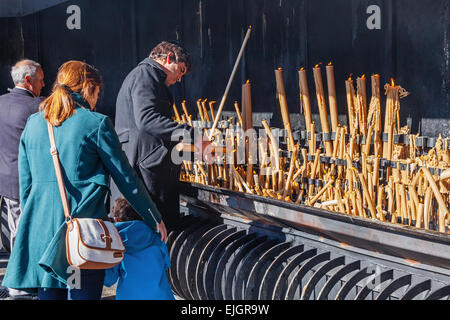 Sanctuaire de Fatima, au Portugal. Gravure de pèlerins bougies votives comme accomplissement des vœux faits à Notre Dame. Banque D'Images