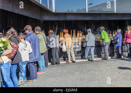 Sanctuaire de Fatima, au Portugal. Gravure de pèlerins bougies votives comme accomplissement des vœux faits à Notre Dame. Banque D'Images