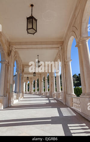 Sanctuaire de Fatima, au Portugal. La colonnade qui entoure l'ancienne Basilique de Notre-Dame du Rosaire. Banque D'Images