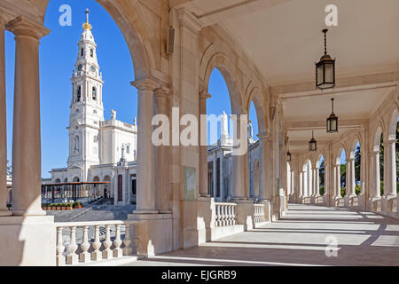 Sanctuaire de Fatima, au Portugal. Basilica de Nossa Senhora do Rosario et la colonnade dans la ville de Fatima. Fátima est un important sanctuaire marial catholique Banque D'Images