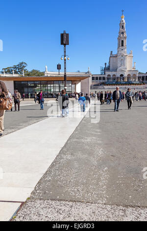 Les amateurs de marche le chemin pénitentiel sur les genoux de vœux fait à Notre Dame après la satisfaction des demandes. Banque D'Images