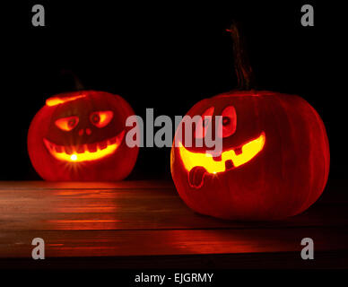 Deux citrouilles jack o lantern rougeoyant Banque D'Images