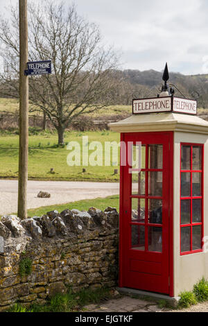 Tyneham, UK. Mar 26, 2015. Tyneham village a été évacué en 1943 en préparation de la DEUXIÈME GUERRE MONDIALE et a été abandonné depuis. L'armée va au MOD sont à l'occasion de Lulworth ouvert pour le grand public à visiter qui permet aux visiteurs de marcher à travers les rues vides et de maisons abandonnées. Les 225 personnes déplacées les résidants du village avaient des plans pour revenir à l'arrangement de saisir le village n'était que temporaire, pour durer toute la durée de la guerre, mais il a été acheté en 1948 obligatoire. Credit : Wayne Farrell/Alamy Live News Banque D'Images