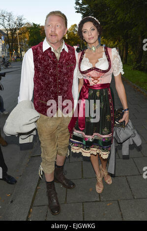 Boris Becker et sa femme Lilly arrivant pour l'Oktoberfest Wiesn (2014) Avec : Boris Becker,Lilly Becker Où : Munich, Allemagne Quand : 21 mai 2014 Banque D'Images