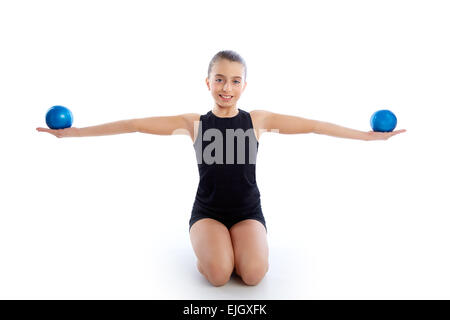 Pondérée Fitness Pilates Yoga balls kid girl exercice d'entraînement sur fond blanc Banque D'Images