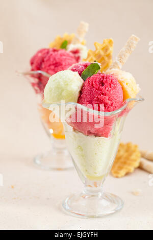 Frosen la crème glacée aux fruits en verre tasses. Banque D'Images