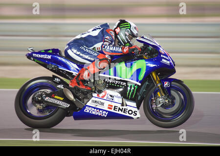 Le circuit de Losail, au Qatar. 26 mars, 2015. Coureur Espagnol Jorge Lorenzo MotoGP sur son bikeson le passage pour le début de l'année 2015, le Grand Prix moto de la FIM. Crédit : Tom Morgan/Alamy Live News Banque D'Images