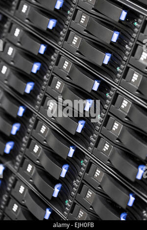 Close up de disques durs de stockage SAN en datacenter Banque D'Images