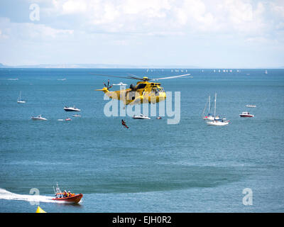 Démonstration de sauvetage en mer à Exmouth Air Show, 2014, à l'aide d'hélicoptère Sea King de la RAF et de sauvetage de la RNLI Banque D'Images