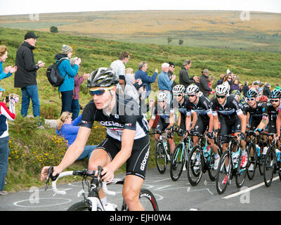 L'approche des cavaliers dans le Devon Tor du foin sur la cinquième de 2014 Tour de Bretagne Banque D'Images