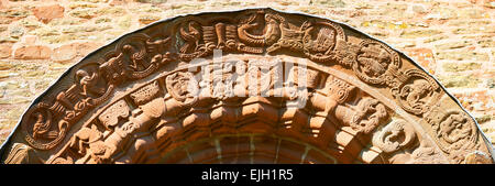 Romane normande reliefs de créatures mythiques. St Mary & St David Church, Hereford, Angleterre Kilpeck Banque D'Images