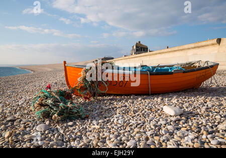 Bateau de pêche sur la plage de Chesil sur Portlandboat on beach Banque D'Images