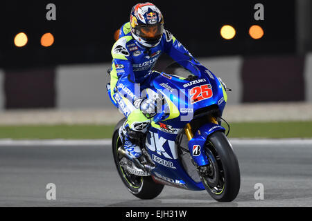 Losail, Doha. Mar 26, 2015. MotoGP. Qatar Grand Prix pratique. Maverick Viñales (Suzuki) Ecstar au cours de la séance d'essais libres. Credit : Action Plus Sport/Alamy Live News Banque D'Images