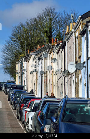 Voitures garées à l'extérieur de maison à Truro, Cornwall, UK Banque D'Images