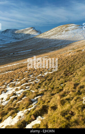 Les pentes des montagnes couvertes de neige partiellement dans le Parc National des Brecon Beacons, Nouvelle-Galles du Sud Banque D'Images