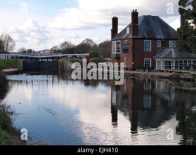 Hôtel doubles écluses sur le canal d'Exeter, Devon, UK Banque D'Images