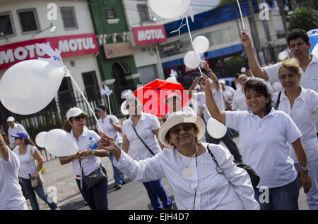 San Salvador, San Salvador, El Salvador. Mar 26, 2015. Les manifestants arrivent au divin Sauveur du monde (Divino Salvador del Mundo) monument. Le 26 mars 2015, les Salvadoriens ont pris part à la Marche pour la vie, la paix et la justice à San Salvador. La marche a été organisée par le Conseil National pour la sécurité des citoyens et la coexistence (Consejo Nacional de Seguridad Ciudadana y Convivencia), une plate-forme réunissant l'état, les religieux et les institutions de la société civile, avec l'entreprise privée. Credit : ZUMA Wire/ZUMAPRESS.com/Alamy Live News Banque D'Images