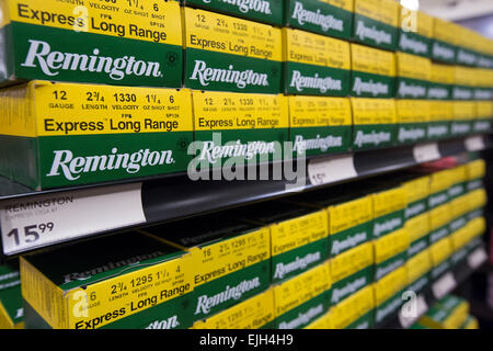 Troy, Michigan -munitions en vente sur le terrain et de vapeur à l'extérieur store. Banque D'Images