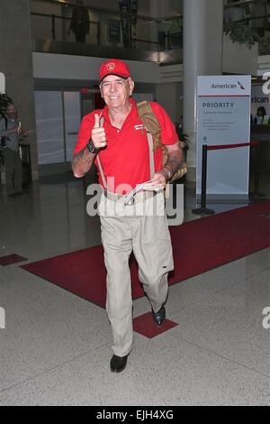 R. Lee Ermey mieux connu pour son rôle de l'austère Sergent Hartman dans Full Metal Jacket, quitte l'Aéroport International de Los Angeles (LAX) vêtu de son uniforme rouge jeunes marines comprenant : R. Lee Ermey Où : Los Angeles, California, United States W Banque D'Images