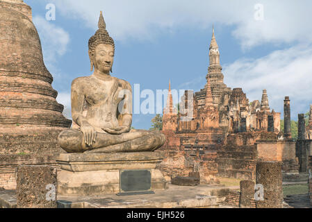 Statue de Bouddha du Wat Mahathat dans le parc historique de Sukhothai, Sukhothai, Thaïlande Banque D'Images