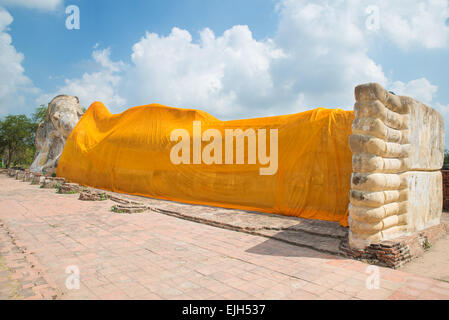 Bouddha couché de Wat Lokayasutha à Ayutthaya, Thaïlande. Banque D'Images