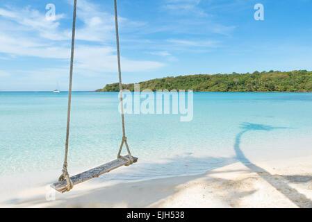 L'été, les voyages, vacances et Maison de Vacances - Swing concept pendre du cocotier plage mer arbre de plus à Phuket en Thaïlande,. Banque D'Images