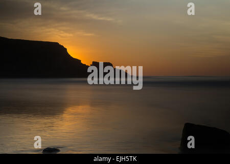 Lever de soleil à la plage derrière la réflexion et la montagne Banque D'Images