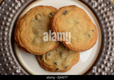 De délicieux cookies aux pépites de chocolat frais servi sur la plaque Banque D'Images