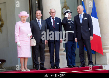 Paris, France. Le 05 juin, 2014. La reine Elizabeth II (L) et du prince Philip ( 3L) sont accueillis par le président français François Hollande (2e L) avant une réunion à l'Elysée Palace. © Nicolas Kovarik/Pacific Press/Alamy Live News Banque D'Images